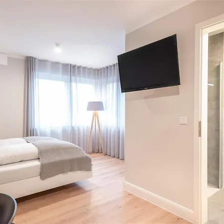 The Woodmans Airport Boardinghouse